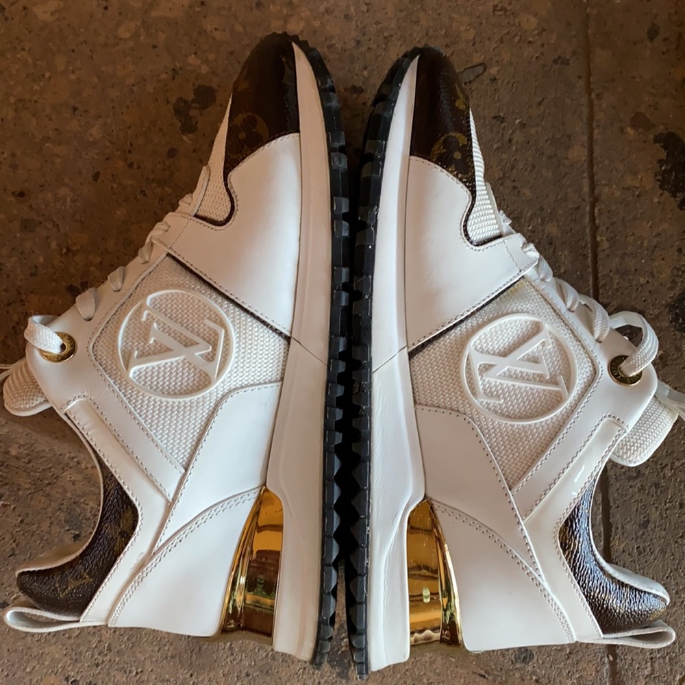 Auth. Louis Vuitton Run away sneaker - Picture 6 of 10